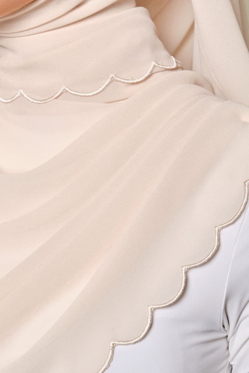 Leily Scallop Chiffon Headscarf - Oat Milk - Image 3