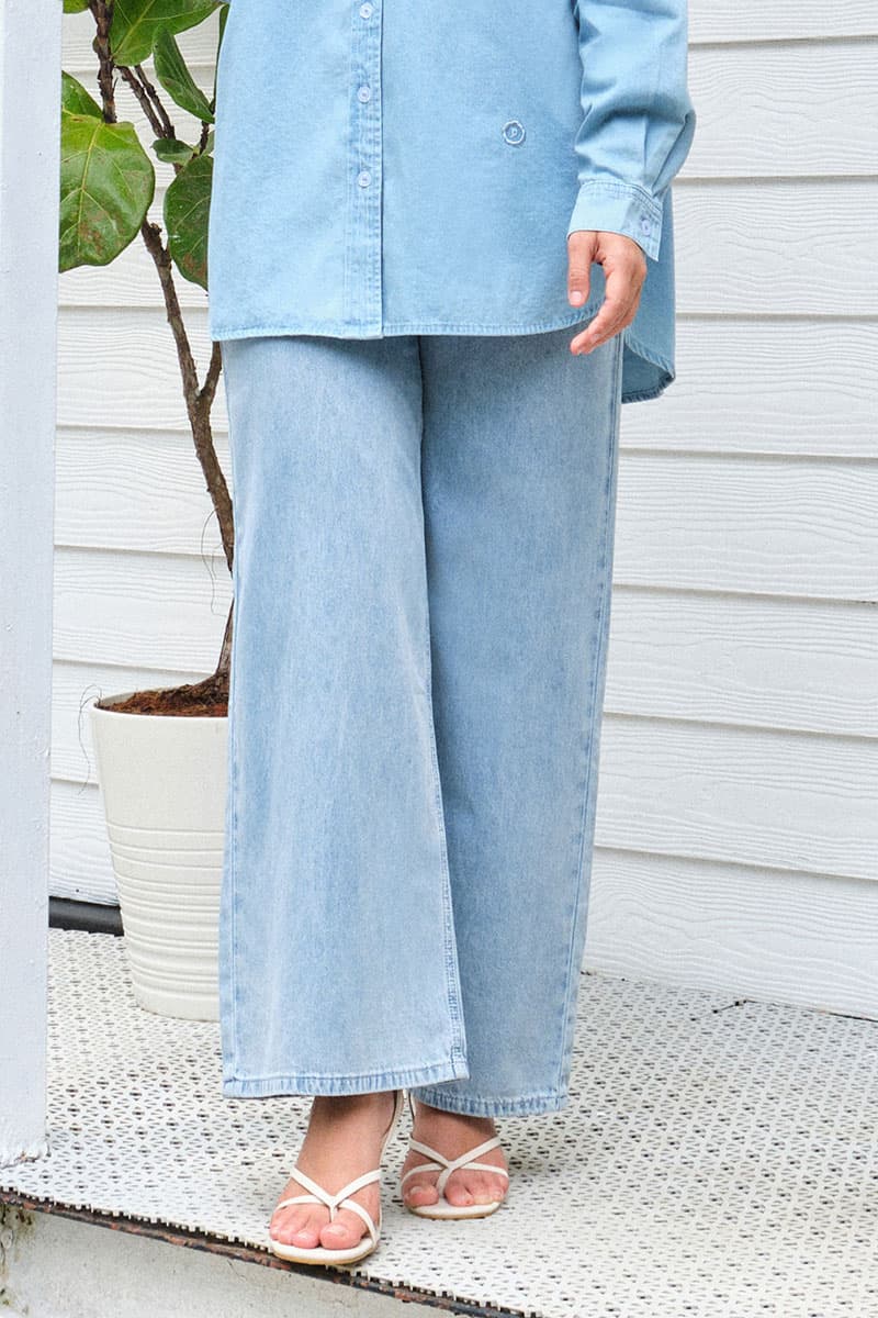 COTTON Melrose Wide Legged Jeans - Light Wash - Image 1