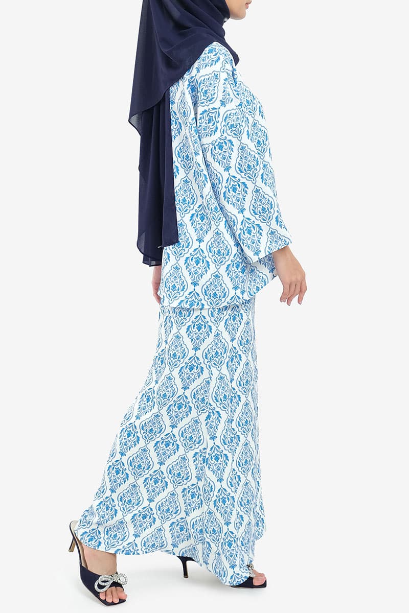 Raihanab Zip-Front Blouse - Cream/Blue Damask - Image 4