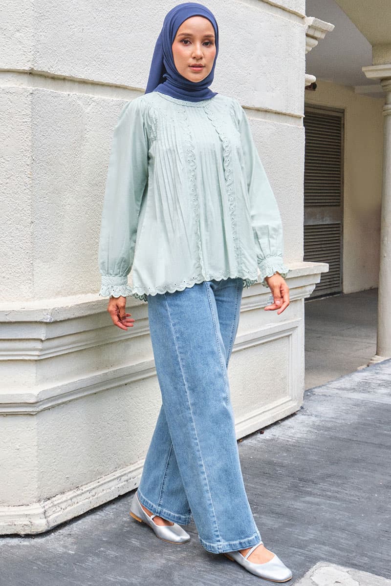 COTTON Muhsina Straight Cut Jeans - Light Wash - Image 3