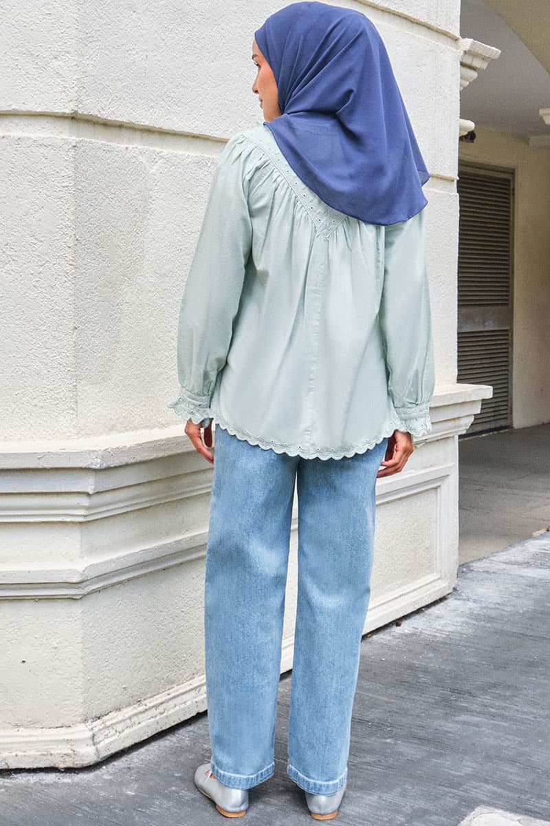 COTTON Muhsina Straight Cut Jeans - Light Wash - Image 4