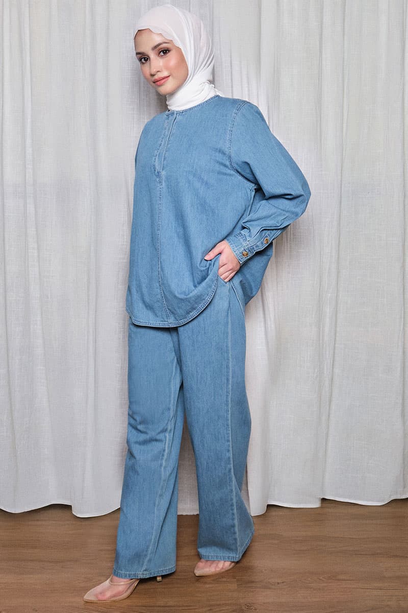 Rylin Wide Legged Jeans - Light Wash - Image 3