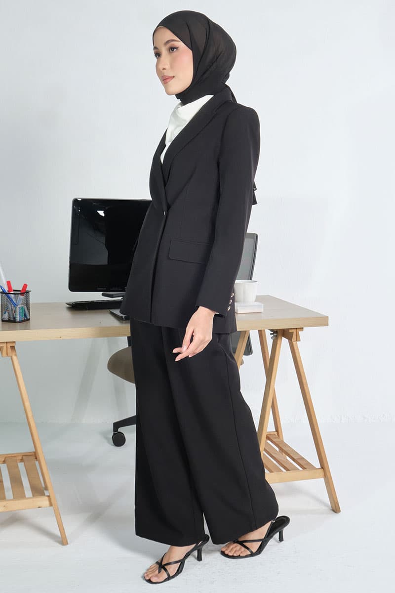 Xalila Straight Cut Pants 2.0 - Black - Image 3