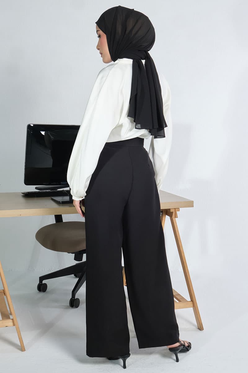Xalila Straight Cut Pants 2.0 - Black - Image 4