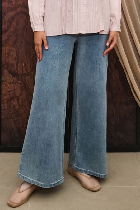 COTTON Ridge Wide Legged Jeans - Light Wash