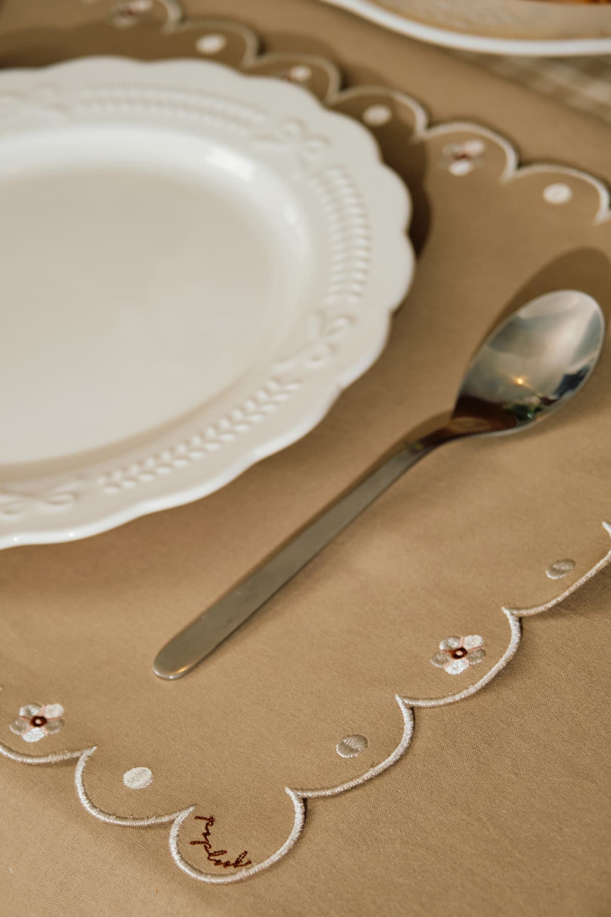 Sunny Scalloped Placemat Set - Khaki - Image 3