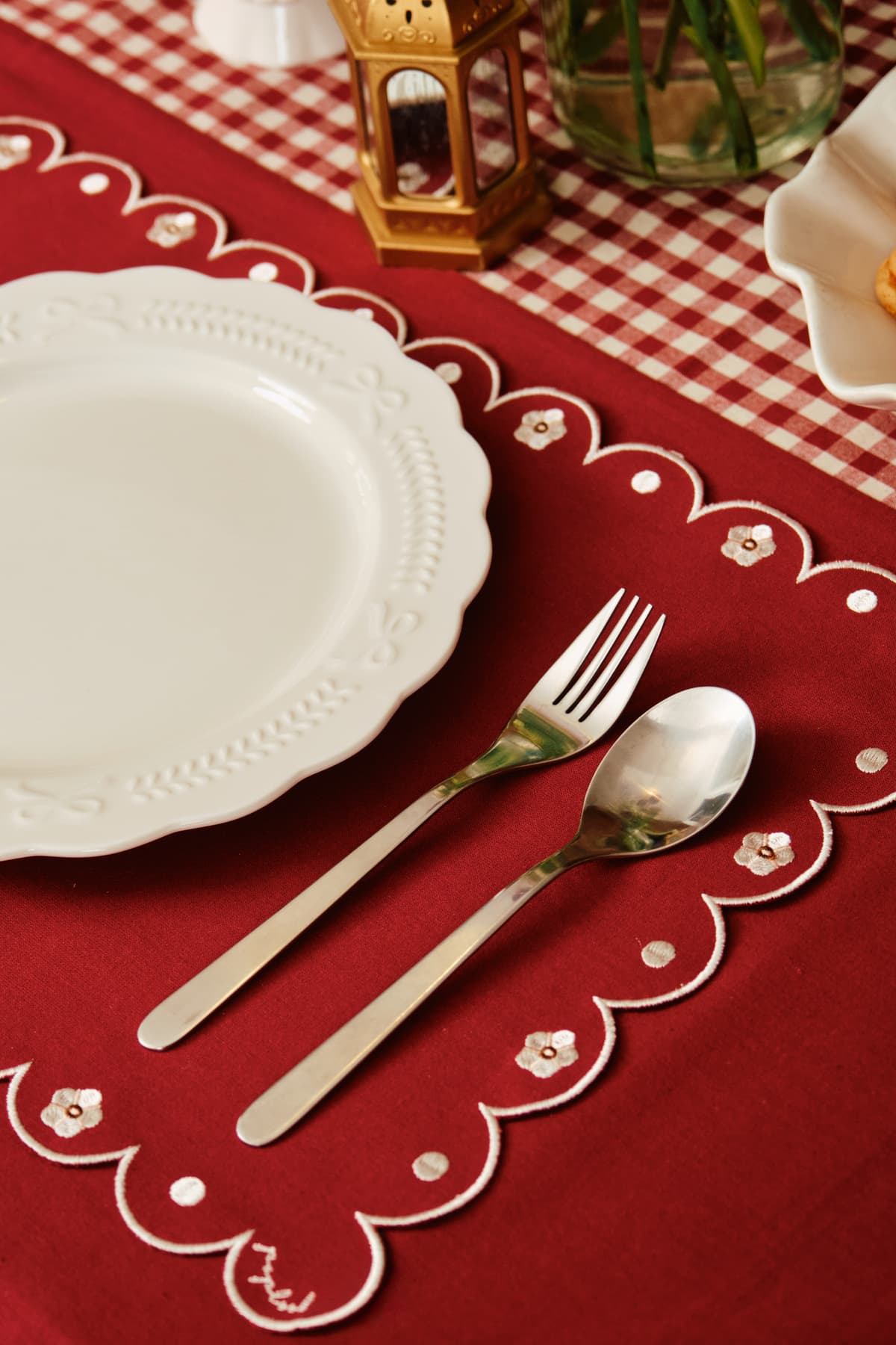 Sunny Scalloped Placemat Set - Maroon - Image 3