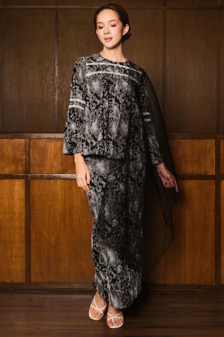 Savindra Blouse & Skirt - Black